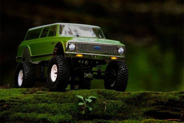 Модель для трофи Vaterra 1972 Chevy Suburban Ascender-S 4WD RTR 1:10