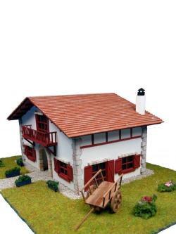Сборная деревянная модель деревенского дома Artesania Latina Chalet kit de Caserío con carro, 1/72 - AL30610N